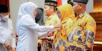 Gubernur Khofifah Sematkan Lencana Penghargaan untuk 526 Pendonor Sukarela 75 Kali