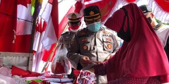 Polresta Banyuwangi Borong Bendera Merah Putih Milik Pedagang Musiman dan Bagikan ke Masyarakat