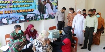 Dandim dan Pimpinan Ponpes Nurul Muchlisin Sumenep Beri Edukasi Vaksinasi di Depan Santri
