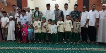 Danrem 084 Bhaskara Jaya dan Direktur Utama Bani Group Santuni Anak Yatim di Pamekasan