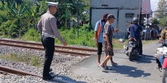 Terobos Palang Pintu Perlintasan, Pemotor di Lamongan Tertabrak Kereta Api Anjasmoro