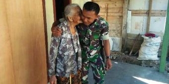 Sertu Aguk Dapat Ciuman dari Mbah Timirah yang Dibuatkan Rumah Layak Huni