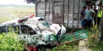 Sopir Ngantuk, Mobil Ambulans RSUD Bojonegoro Nyungsep di Sawah Desa Cengungklung