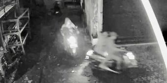 Kos di Surabaya Dibobol Maling, Motor Warga Lamongan Raib Terekam CCTV