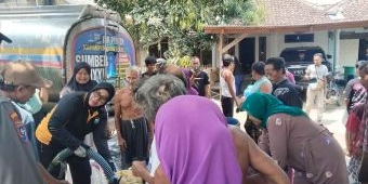Aliran Hipam Macet, Polsek Sukorejo Kirim Dua Tangki Air Bersih untuk Warga Desa Kenduruhan