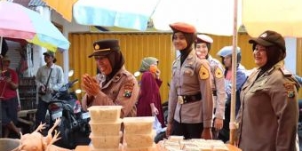 Antisipasi 3C, Polwan Polres Mojokerto Kota Blusukan ke Pasar Beri Imbauan Kamtibmas