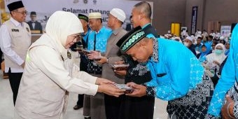 Sambut Kepulangan Kloter Pertama Jemaah Haji dari Jawa Timur, Khofifah Apresiasi Layanan Imigrasi