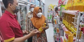 Pastikan Harga Minyak Goreng Rp 14.000 per Liter, Bupati Ikfina Sidak Toko Swalayan dan Minimarket