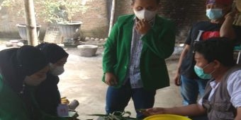 Dibantu Mahasiswa KKN, GP Ansor Kabupaten Kediri Racik Jamu Penambah Imun