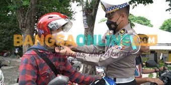 Operasi Zebra Semeru 2022, Satlantas Polres Gresik Bagikan Helm SNI kepada Pengguna Jalan 