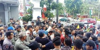 Saluran Irigasi Dibelokkan oleh Pabrik Semen, Mahasiswa PMII Jember Lakukan Protes ke Bupati