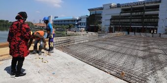Pengecoran Jembatan Tuntas, Wali Kota Risma Jalan Kaki Menuju ke Terminal Joyoboyo