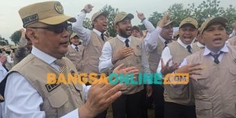 tunjuk-kiai-asep-sebagai-amirul-haj-menhaj-gus-irfan-petugas-haji-wajah-indonesia-di-mata-dunia