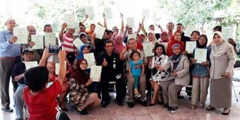 Warga Manyar Sabrangan Terima Sertifikat Tanah Gratis dari Program PTSL