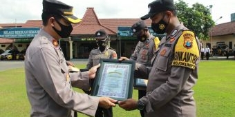 Bhabinkamtibmas yang Bantu Bedah Rumah Warga Dengan Uang Pribadi, Terima Reward dari Kapolres