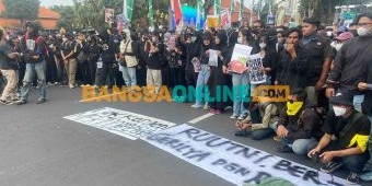 Unjuk Rasa Massa Gabungan Tolak UU TNI di Depan Grahadi Diwarnai Aksi Bakar Ban