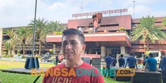 Pemkab Kediri dan Relawan Bersihkan Kantor Pascakerusuhan, Warga Diajak Gotong Royong