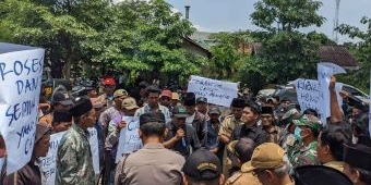 P2KD Morombuh Bangkalan Diduga Tak Netral, Warga Gelar Demo