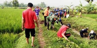 Antisipasi Banjir, Babinsa Kodim Madiun Ajak Warga Kerja Bakti Bersihkan Sungai