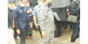 Banjir di Jember, Bupati Hendy Tinjau dan Serahkan Bantuan