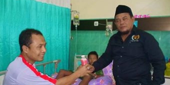 Peringati HPN, Wartawan Blitar Bagi-bagi Jus Jambu ke Penderita Demam Berdarah