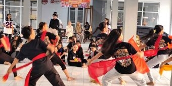 Wisatawan Asing Terpesona Tarian Tradisional di Garasi UMKM Pare Kediri