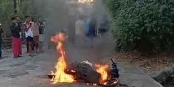 Kepergok Saat Beraksi, Motor Pencuri Kotak Amal di Probolinggo Dibakar Massa, Pelaku Babak Belur