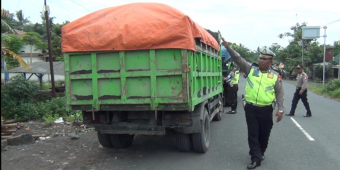 Gelar Razia Besar, Polres Lumajang Amankan Belasan Truk Pasir Ilegal