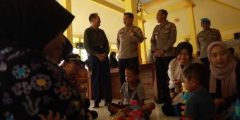 Plt Kapolres Tuban Salurkan Bantuan ke Warga Semanding Terdampak Puting Beliung