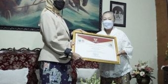 Momen Hari Batik Nasional, ​Wali Kota Batu Serahkan Penghargaan kepada Maestro Batik Lina Santoso