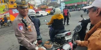 Anggota Polsek Krian Beri Edukasi Pengendara Motor yang Tak Gunakan Helm