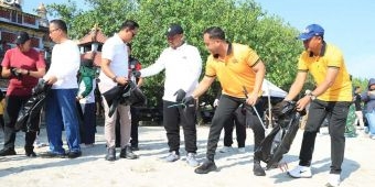 Jalankan Amanah Presiden RI, Kapolres-Bupati Gresik Bersihkan Sampah di Pantai Dalegan