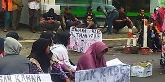 Tuntut Pembebasan Kepala Desa Klatakan, PN Jember Didemo Warga