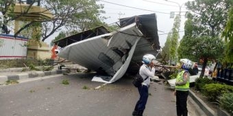 Diduga Tak Berizin, Baliho Raksasa di Gresik 'Dieksekusi' Angin Kencang