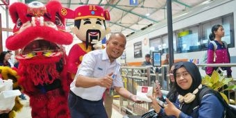 KAI Daop 7 Madiun Sambut Imlek 2577 dengan Atraksi Barongsai di Stasiun