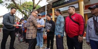 Pj Wali Kota Batu Bagikan Bingkisan Lebaran pada 94 Penjaga Sekolah