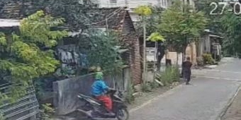 Terekam CCTV! Maling Modus Jadi Badut Gasak Motor Milik Warga Babat Lamongan saat Salat Jumat