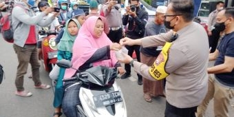 Polres Pasuruan Bagikan Ratusan Takjil ke Pengguna Jalan di Depan Alun-Alun Bangil