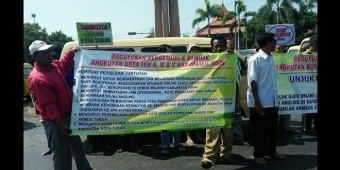 Tolak Keberadaan Ojol dan Angling, Puluhan Sopir Angkot Luruk Pemkab dan DPRD Tuban