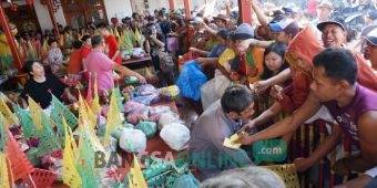 Ratusan Warga Sekitar Klenteng Hong San Kiong Berebut Sembako