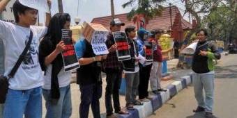 Soal Ancaman Mati Tiga Jurnalis Lumajang, AJI Bojonegoro Gelar Demo di Mapolres Bojonegoro