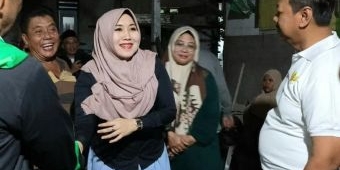 Senator Lia Istifhama Beri Semangat dan Santunan Pada Korban Kebakaran di Wonocolo Surabaya