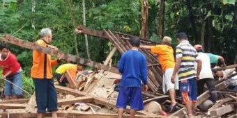 Angin Kencang 'Hancurkan' Satu Rumah di Ngrayun