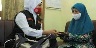 Gubernur Khofifah Kunjungi Janda Perintis Kemerdekaan, Kirimi Bingkisan Keluarga Pahlawan-Veteran