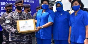Lindungi Personel KRI dari Covid-19, Ketum Jalasenastri dan KDJA II Serahkan Bantuan APD