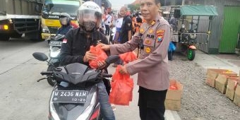 Polsek Krembung - Orari Sidoarjo Bagikan 600 Takjil untuk Pengendara