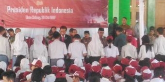 Kunjungi Malang, Jokowi Bagi-bagi KIP