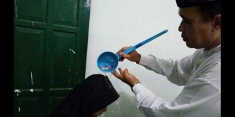 Hadapi UN, Ratusan Siswa SMANU 2 Gresik Ritual Mandi Kembang