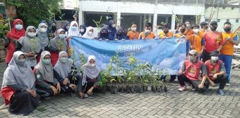 Program Healthy Day, Siswa-siswi SMP Al Muslim Sidoarjo Tanam Pohon di TPST Berbek