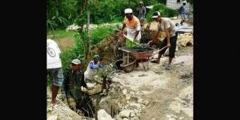 Jalan Desa Gunung Rancak Sampang Hancur, Warga Perbaiki Sendiri